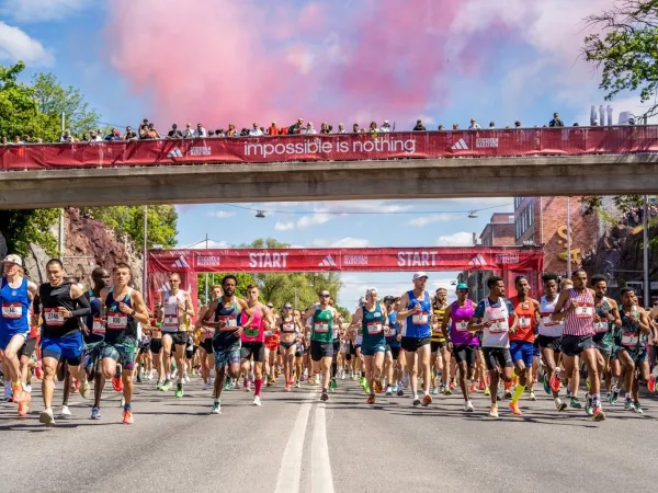 A large group of runners running the Stockholm Marathon